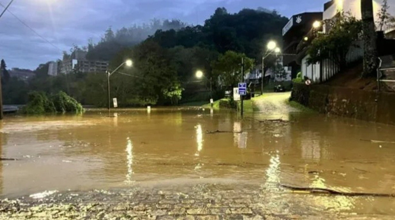Blumenau monitora alta do Rio Itajaí-Açu após cota chegar a 7,57 metros
