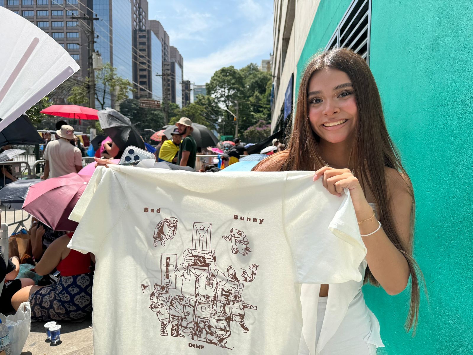 Bad Bunny em SP: fãs se revezam na fila para ver o primeiro show do cantor no Brasil