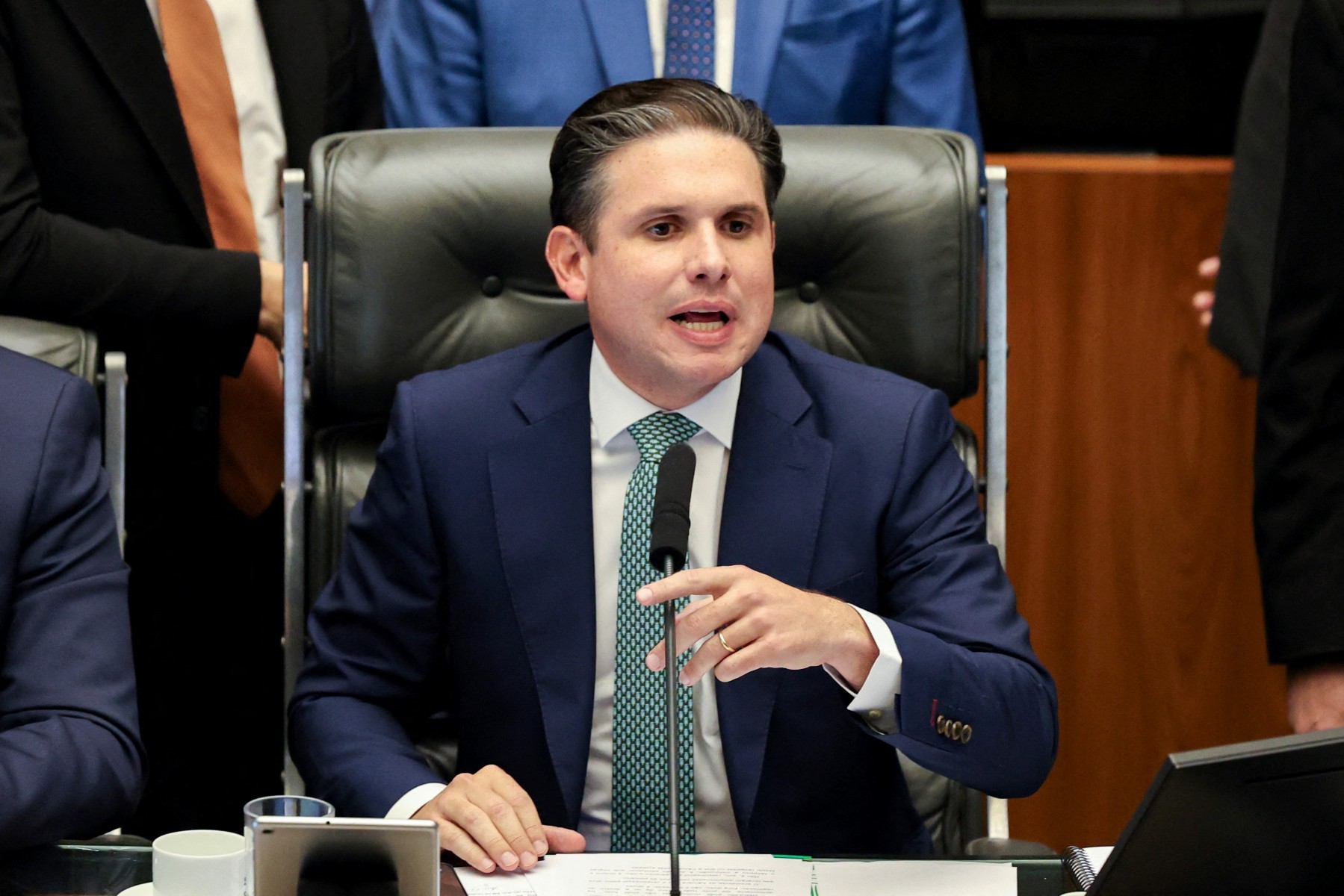 Câmara aprova texto-base de projeto que reduz penas de Bolsonaro e condenados por tentativa de golpe