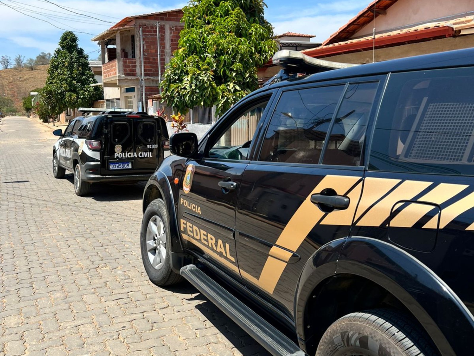 Operação prende dois suspeitos de planejar explosão de caixa eletrônico em Capitão Andrade