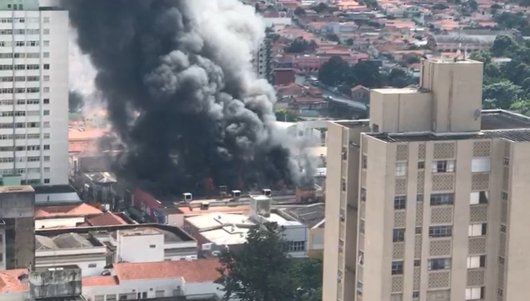 Incêndio de grande proporção atinge loja de vestuário no centro de Limeira 