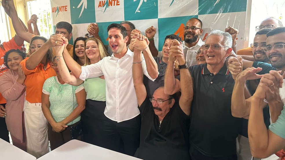 Rafael Motta (de camisa social branca) foi confirmado como candidato à prefeitura pelo Avante — Foto: Kleber Teixeira/Inter TV Cabugi