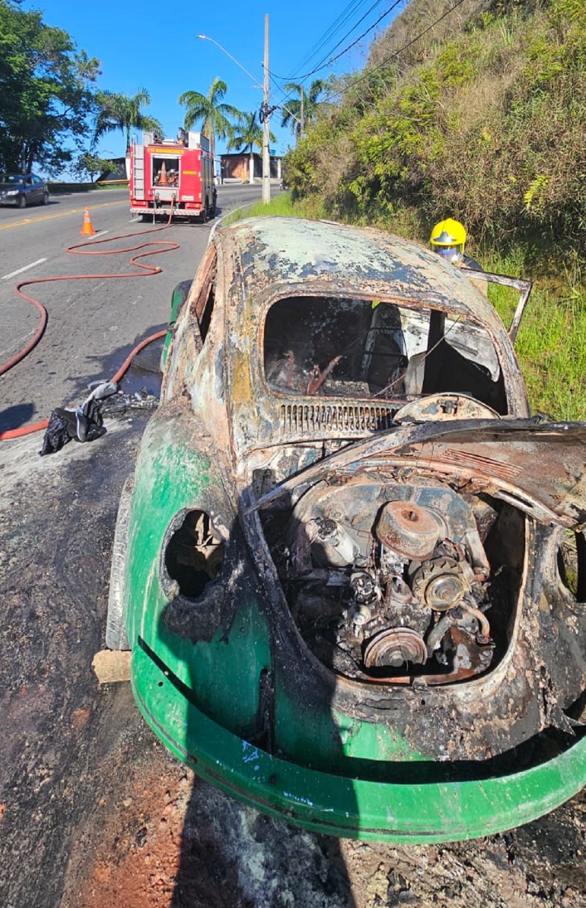 Carros pegam fogo na Serra dos Bandeirantes e em garagem do Jardim Natal, em Juiz de Fora