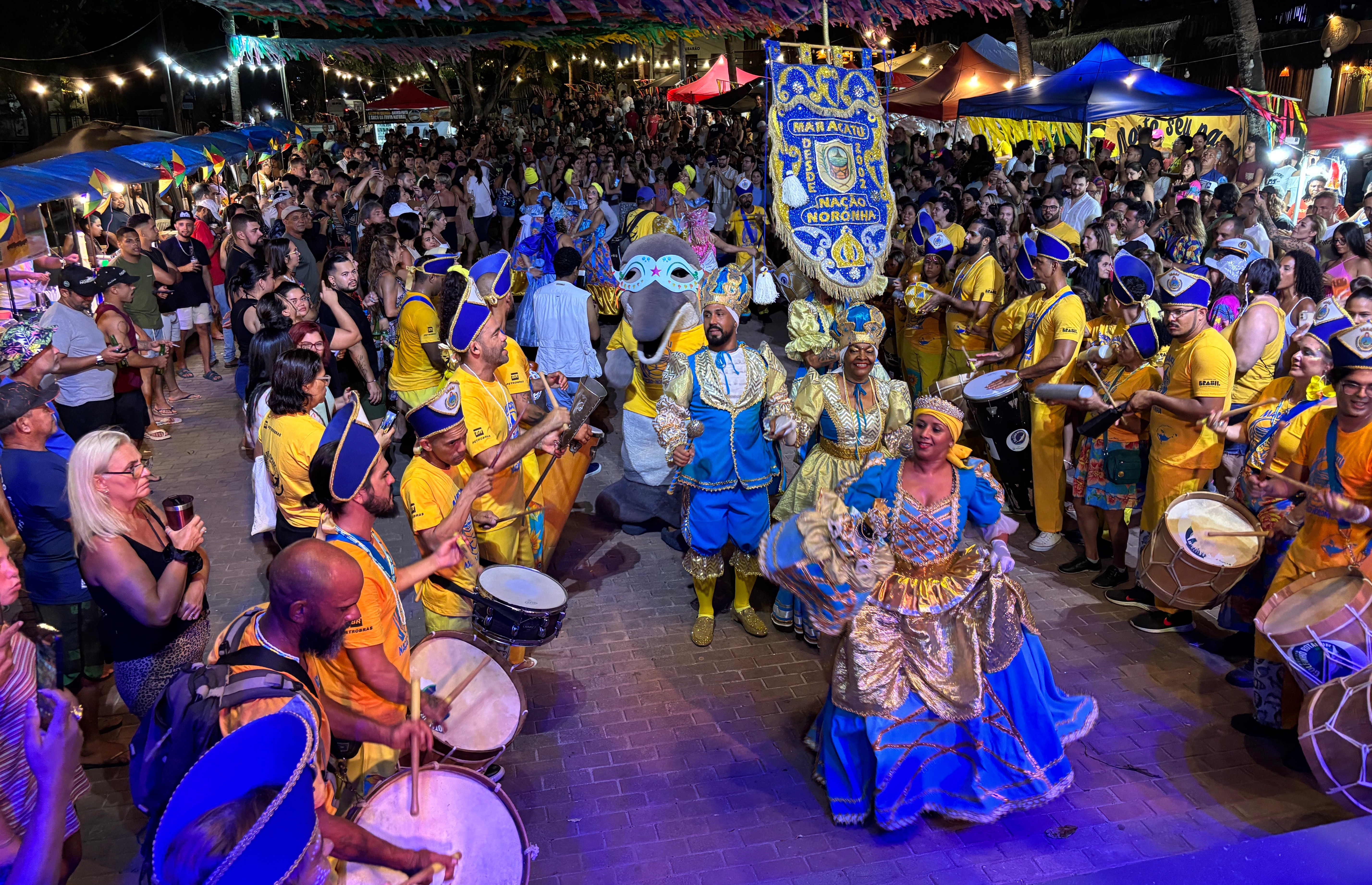 Maracatu abre carnaval de Fernando de Noronha com homenagem às mulheres