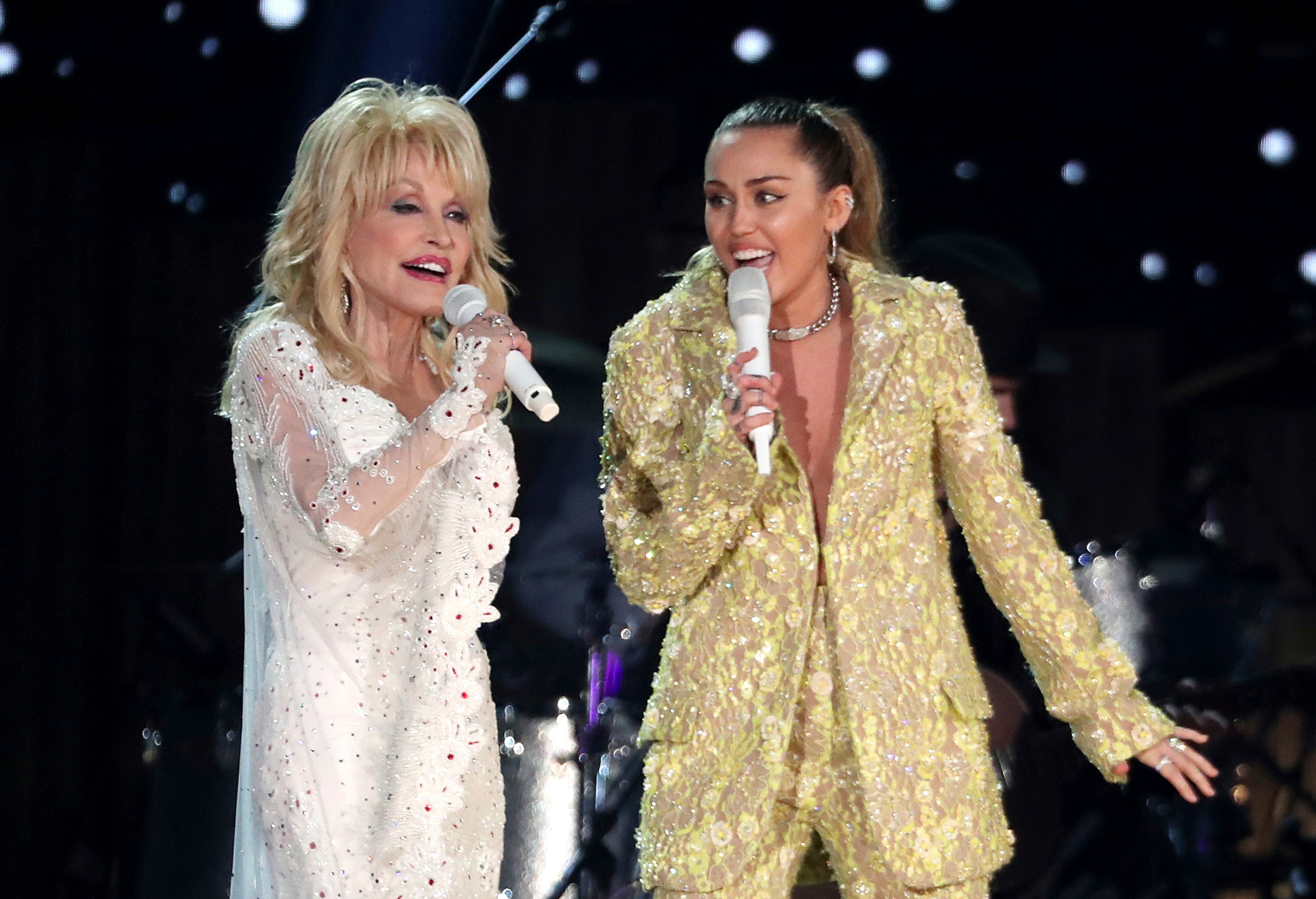 Miley Cyrus presta homenagem emocionante à madrinha Dolly Parton