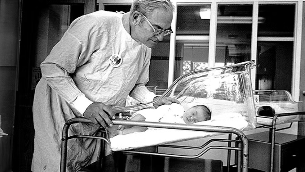 Triagem neonatal biológica começou em 1961, com Robert Guthrie, nos Estados Unidos — Foto: Robert Guthrie Legacy Project / reprodução