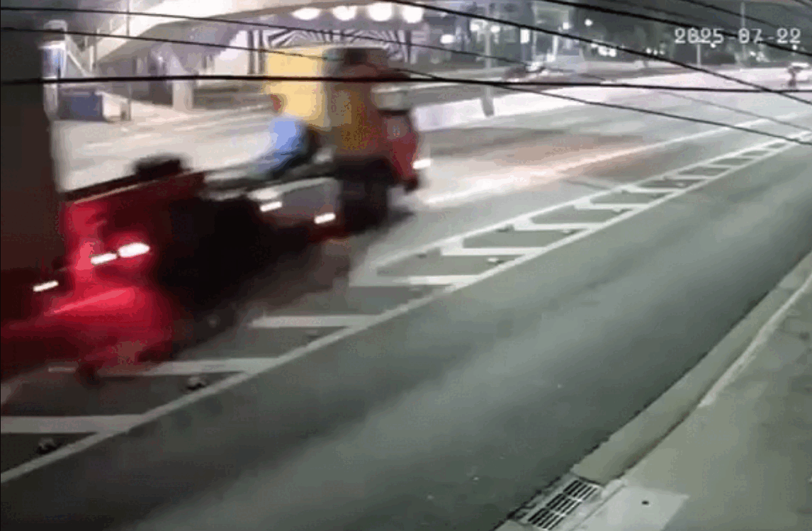 VÍDEO: Caminhão com máquina de 13 toneladas bate em passarela de pedestres na Avenida Moreira Guimarães, na Zona Sul de SP