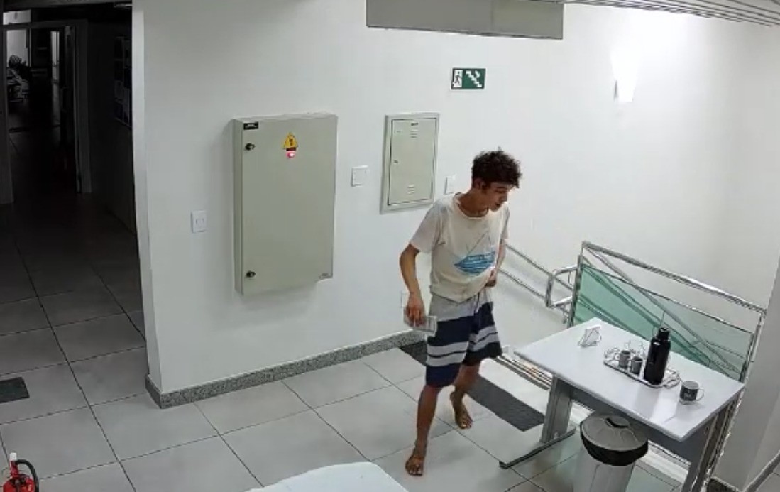 Ladrão que entrou em banco e ficou entalado de cueca em porta giratória ainda tentou tomar cafezinho; VÍDEO