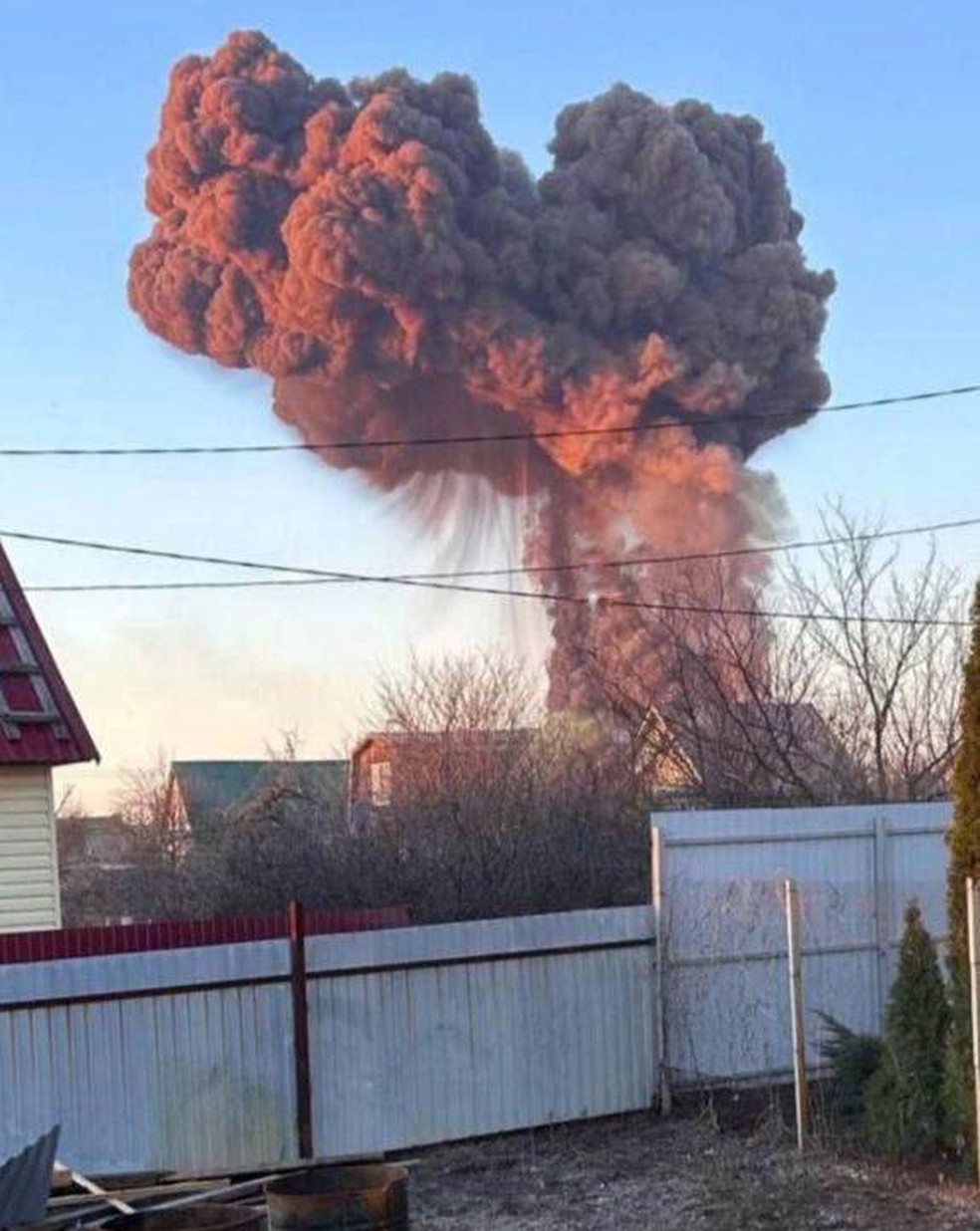 Coluna de fumaça é vista de casa na cidade de Engels, no sudoeste da Rússia, após ataque ucraniano a base de bombardeiros russos na cidade, em 20 de março de 2025. — Foto: Reprodução/ Telegram