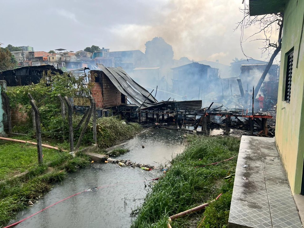 Incêndio destrói seis casas do bairro Praça 14 em Manaus. — Foto: Catiane Moura/Rede Amazônica