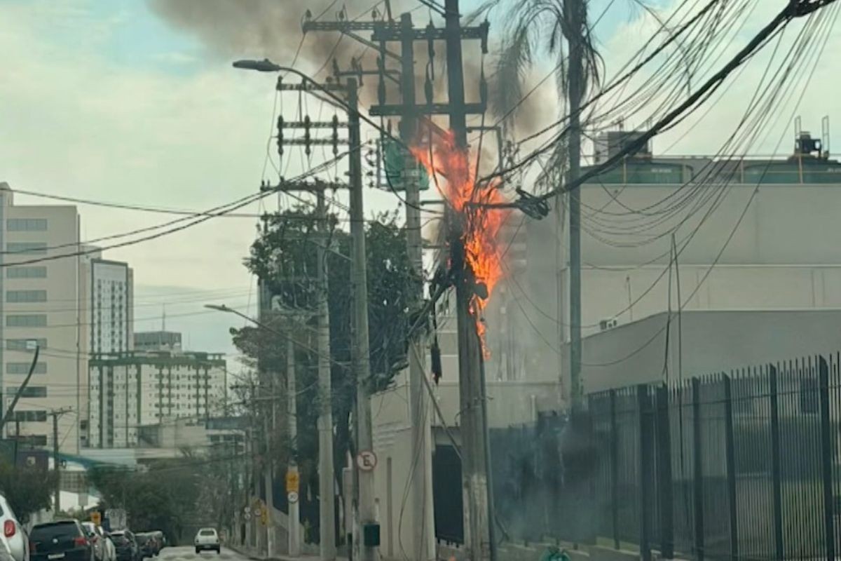 Vídeo: incêndio em fiação provoca chamas e atinge rede elétrica em São José dos Campos