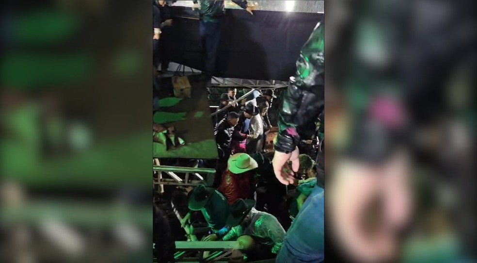 Imagens que circulam nas redes sociais mostram o tumulto logo ap&oacute;s a &aacute;rea reservada para o camarote avulso ceder &mdash; Foto: Redes Sociais/Reprodu&ccedil;&atilde;o