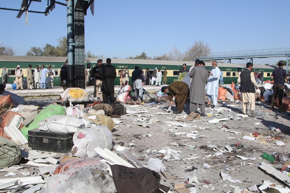 Policiais à paisana examinam escombros após explosão de bomba em estação de trem em Quetta, no Paquistão, 9 de novembro de 2024 — Foto: Naseer Ahmed/Reuters