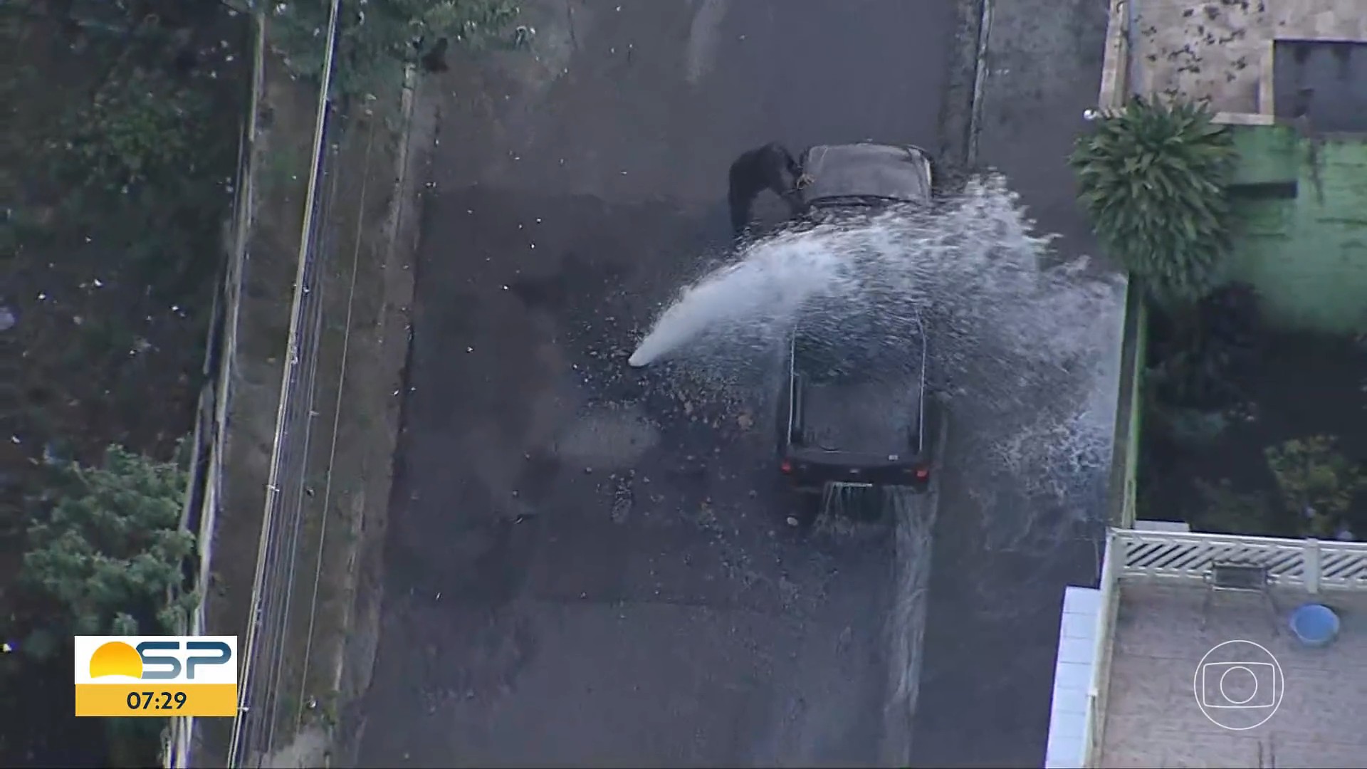 Rompimento de tubulação gera ‘cachoeira’ em SP e motorista aproveita para lavar o carro