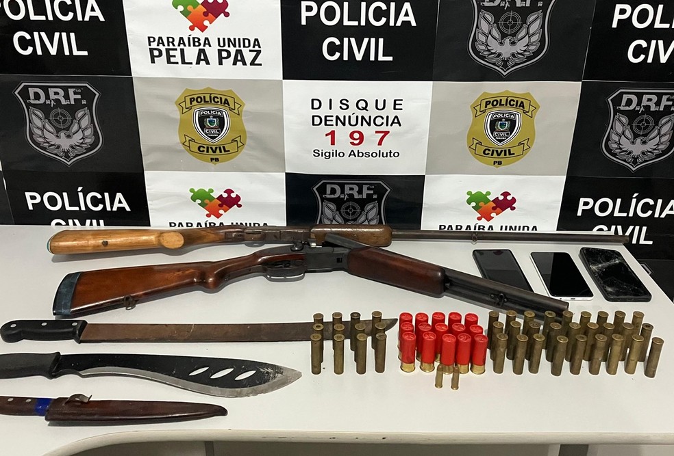 Com o suspeito, polícia apreendeu duas espingardas, munições e outros elementos — Foto: Divulgação/Polícia Civil
