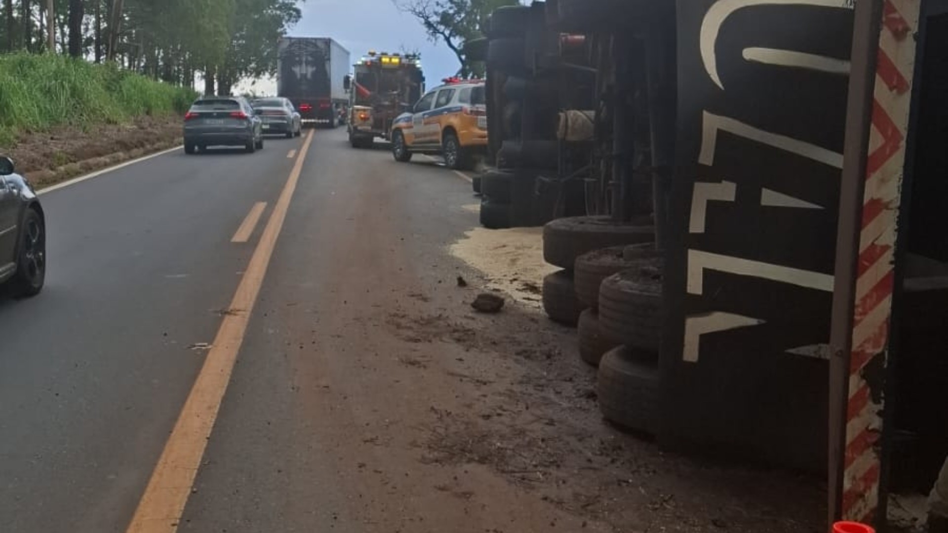 Carreta com carga de arroz tomba na MGC-497 entre Uberlândia e Prata; trecho é interditado