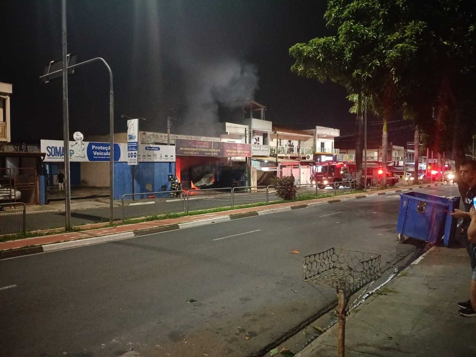 VÍDEO: incêndio atinge veículos e toma conta de oficina em Hortolândia