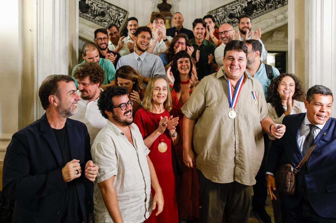 Sambista Gabriel da Muda recebe Medalha Pedro Ernesto na Câmara Municipal