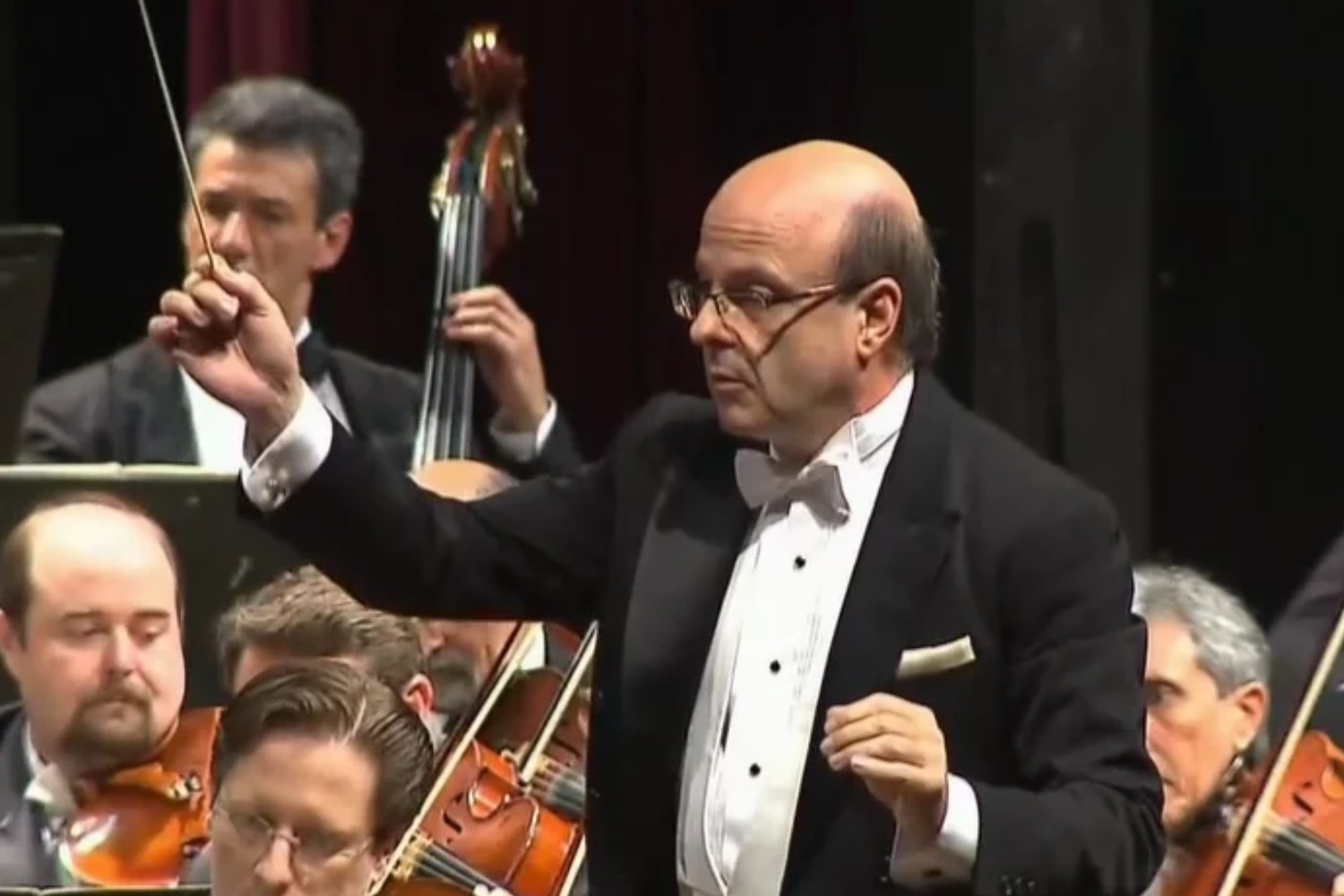 Maestro Roberto Tibiriçá, regente da Orquestra Sinfônica do Paraná, morre aos 72 anos