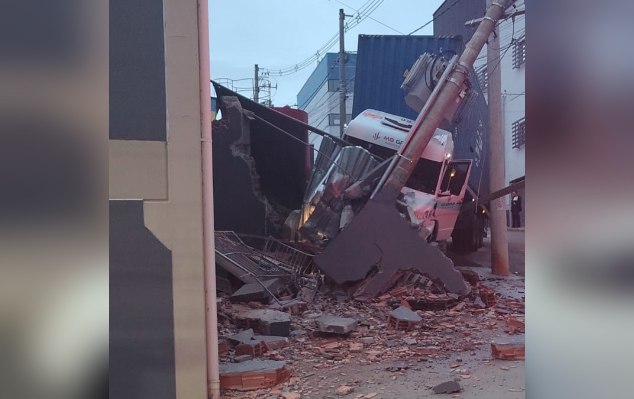 Motorista perde controle do caminhão e derruba poste em Campo Limpo Paulista