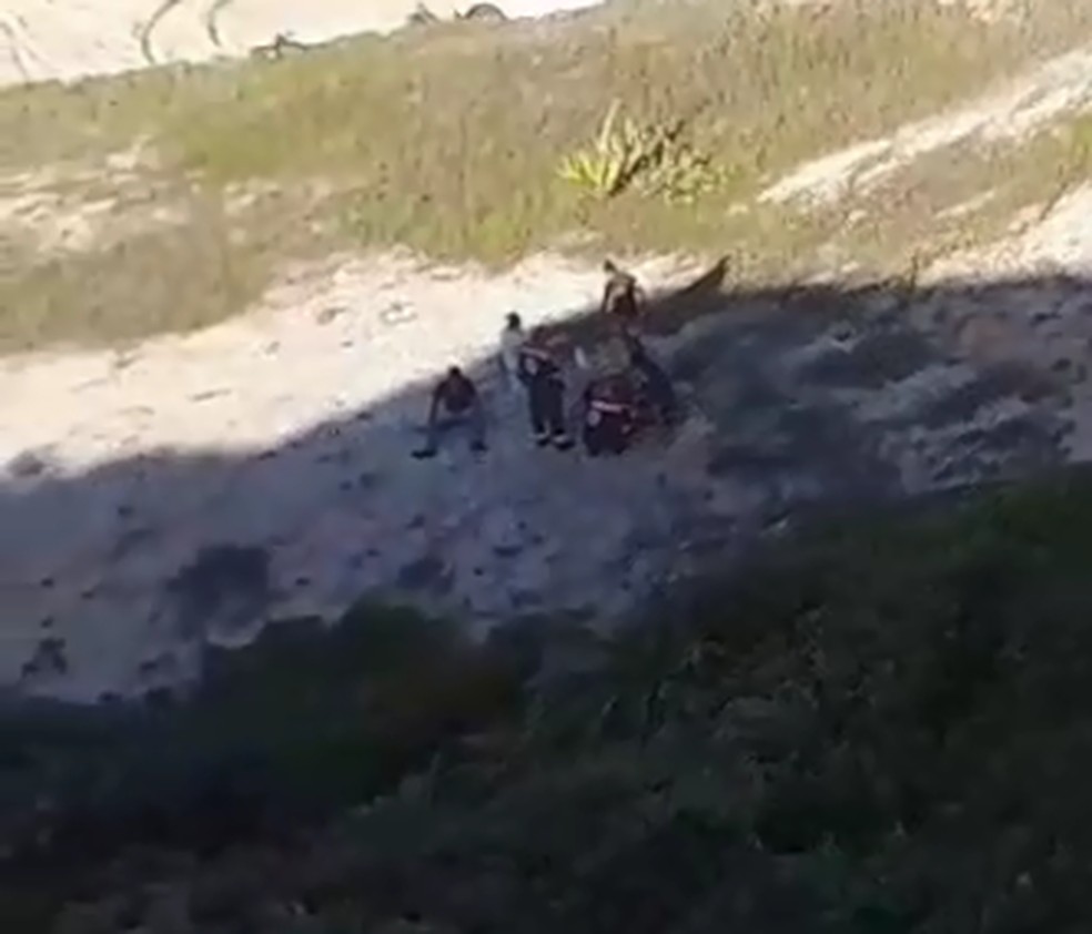 Turistas perderam o controle do quadriciclo e caíram de uma falésia em Pipa, no RN — Foto: Reprodução