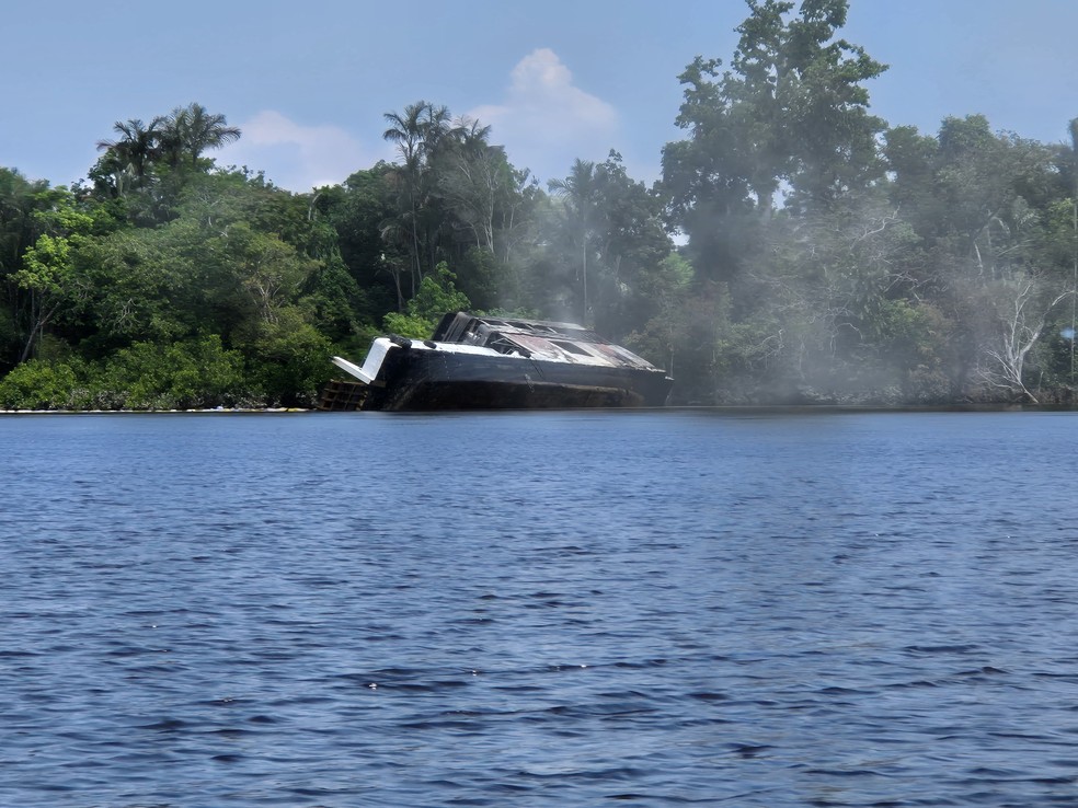 Barco começa a afundar após pegar fogo no Rio Negro, em Manaus. — Foto: Divulgação