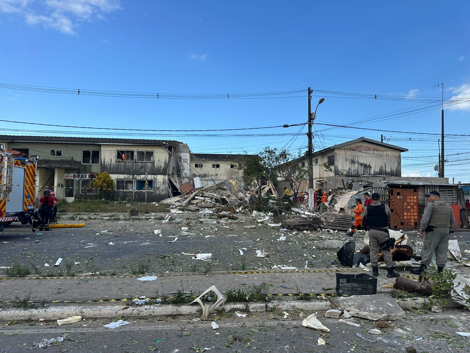 Prédio desabada após explosão em Maceió; há mortos e feridos