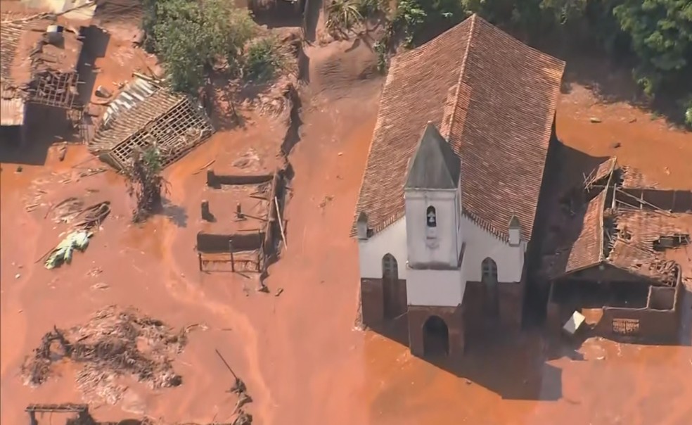 Imagem aérea de área atingida por rompimento de barragem em Mariana — Foto: Jornal Nacional/ Reprodução