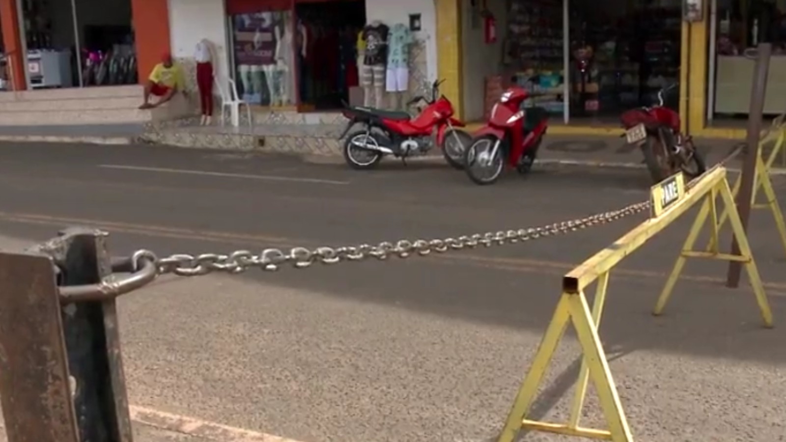 Correntes instaladas após assalto a banco bloqueiam rua há 13 anos no Piauí