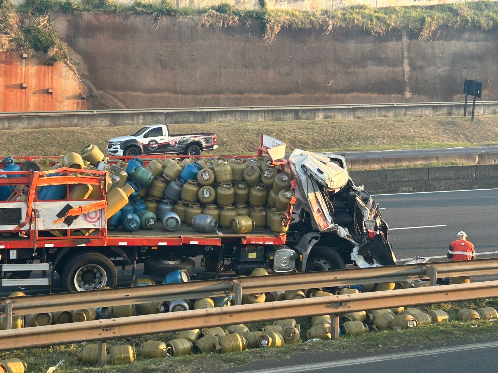 Caminhão com botijões vazios bate em carreta e deixa ferido na Rodovia D. Pedro, em Campinas