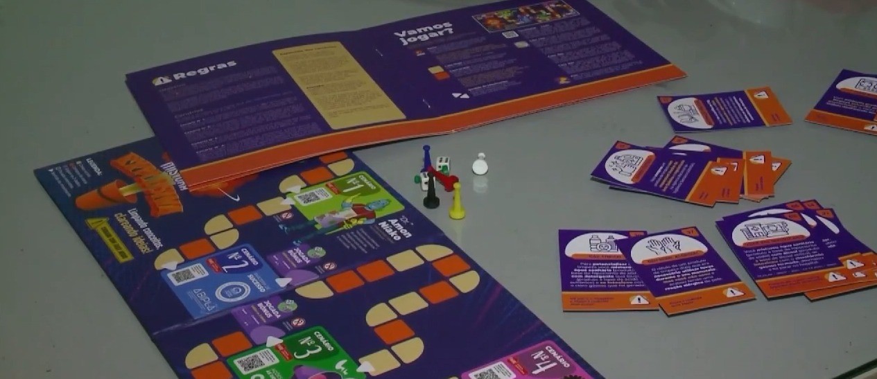 Jogo que alerta sobre o uso de misturas para limpeza é distribuído em escolas de Teresina