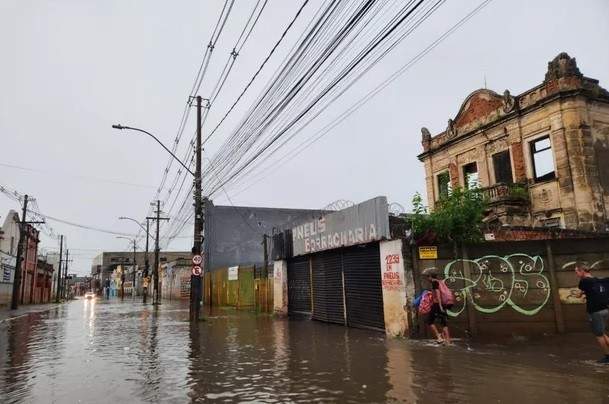 Bairros de Porto Alegre alagam após chover em 24 horas mais da metade da média de janeiro