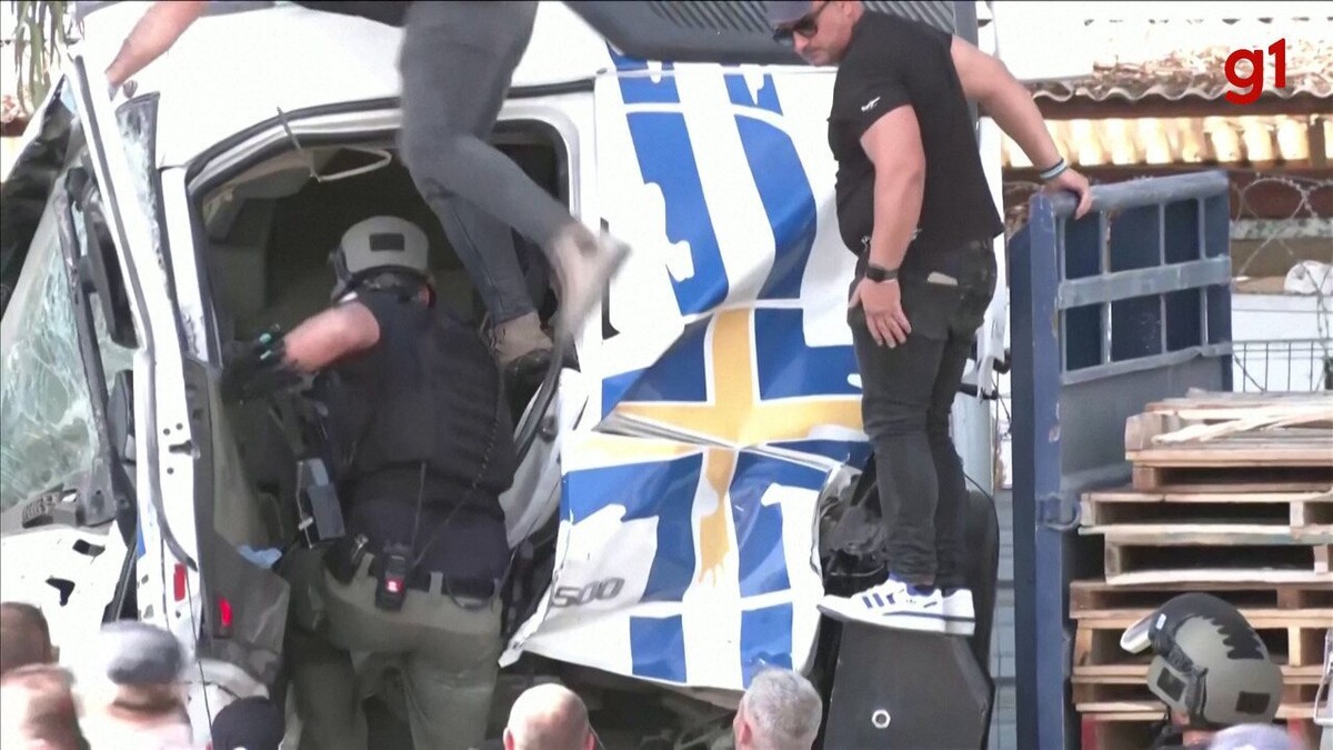 Caminhão invade ponto de ônibus, mata uma pessoa e deixa dezenas feridas perto de base militar em Israel
