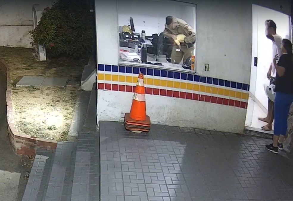 Policial militar salvou beb� de 16 dias de vida que estava engasgado � Foto: Pol�cia Militar/Divulga��o