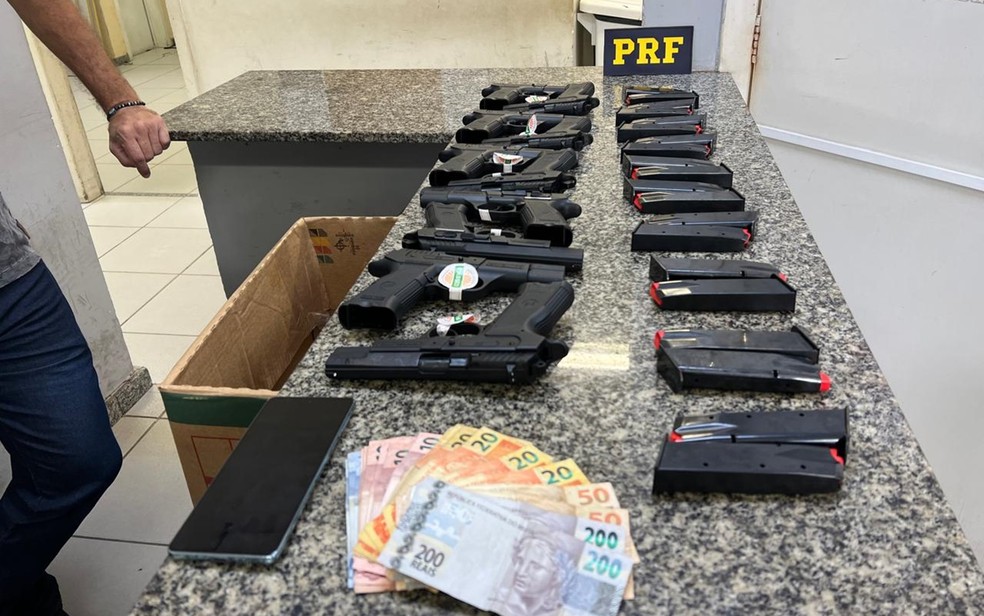 PRF apreende 10 pistolas de origem turca na Fernão Dias, em Camanducaia, MG — Foto: Polícia Rodoviária Federal