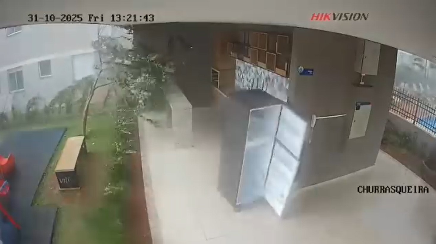 VÍDEO: vendaval arrasta geladeira em área gourmet de casa em Cravinhos, SP