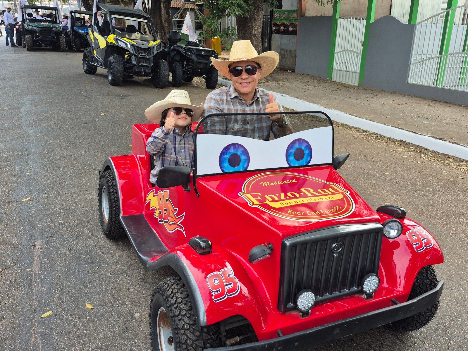 Pai monta quadriciclo para levar filho pela primeira vez à Cavalgada da Expoacre: 'Funciona tudo'