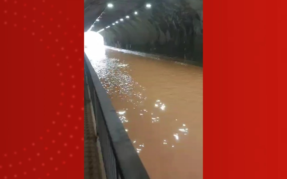 Túnel alagado na Avenida Pinto de Aguiar, em Salvador — Foto: Redes sociais