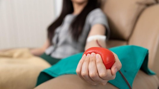 Sangue criado em laboratório: a promessa da ciência para suprir a falta de doadores - Solução para a falta de doadores em todo o mundo pode estar no sangue sintético. Desenvolvimento de um método seguro e universalmente aplicável ainda é complexo, mas há abordagens promissoras.