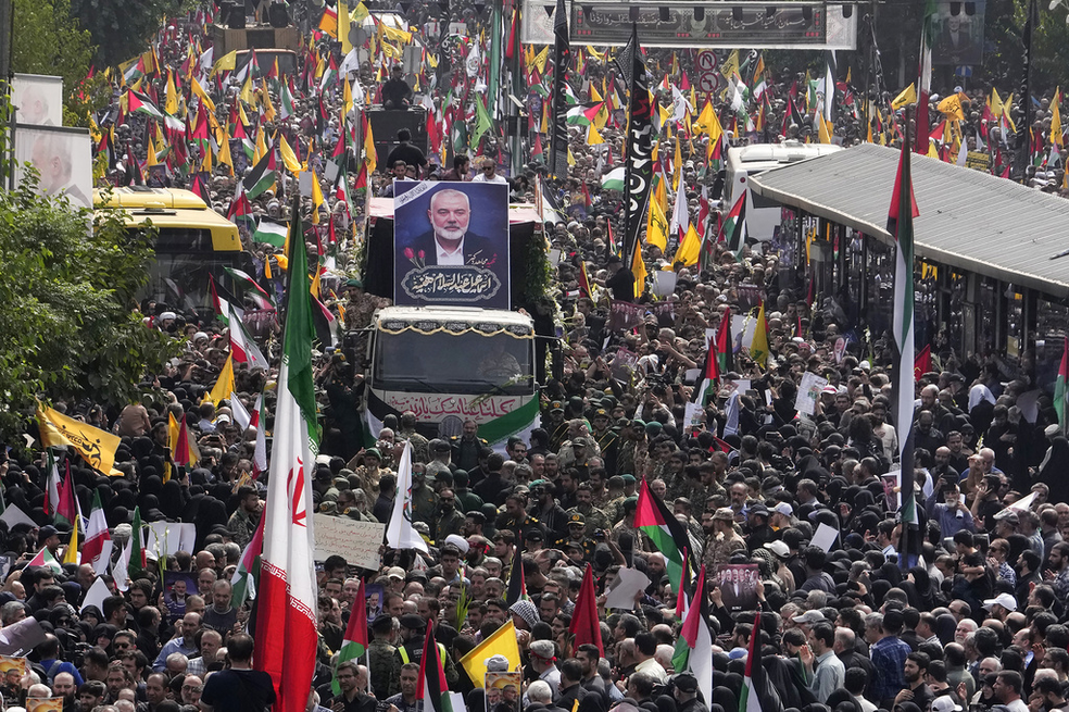 Multidão acompanha caminhão com restos mortais do chefe do Hamas, Ismail Haniyeh, em Teerã, no Irã — Foto: Vahid Salemi/ AP