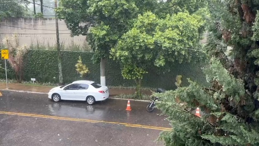 FOTOS: chuva de granizo é registrada em Jundiaí