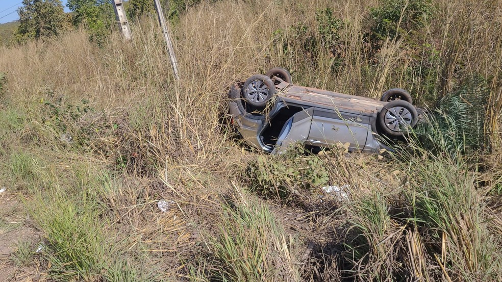 Um dos veículos capotou e caiu em uma região de mata ao lado da pista — Foto: Polícia Militar