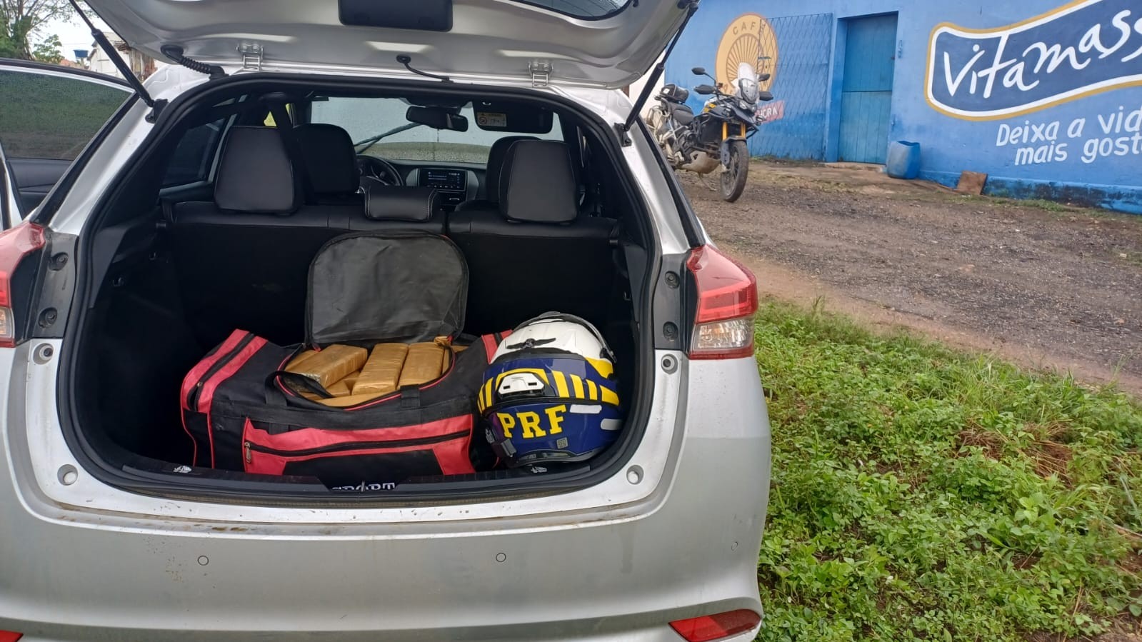 PRF apreende cerca de 30 kg de drogas em veículo roubado, após perseguição no Agreste da PB