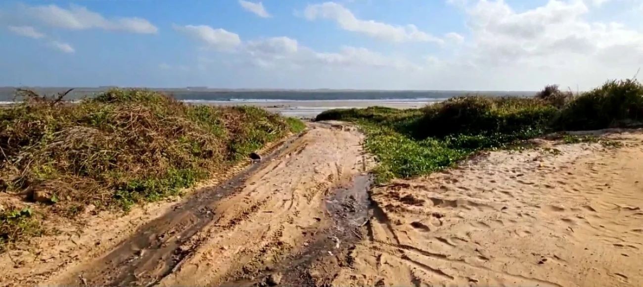 Esgoto é despejado na Praia de São Marcos, em São Luís, em área com placa “própria para banho”