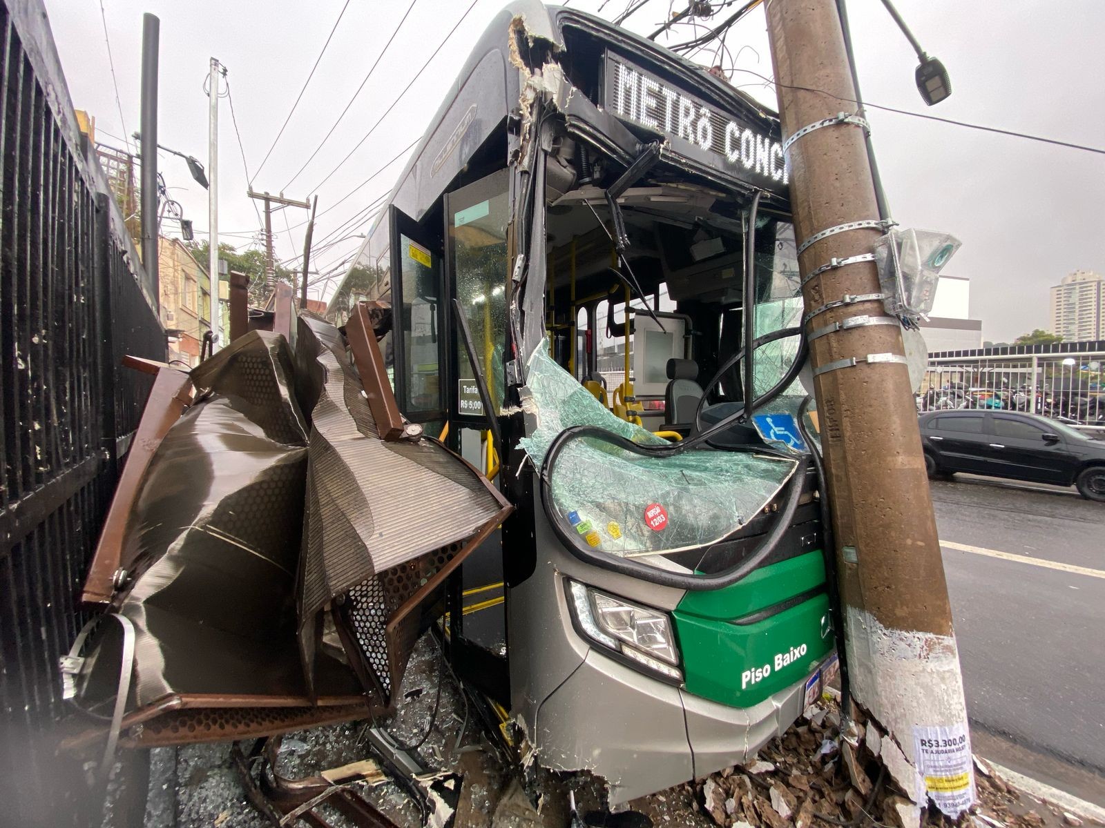 Motorista perde controle da direção e atropela 4 pessoas em ponto de ônibus na Zona Sul de SP