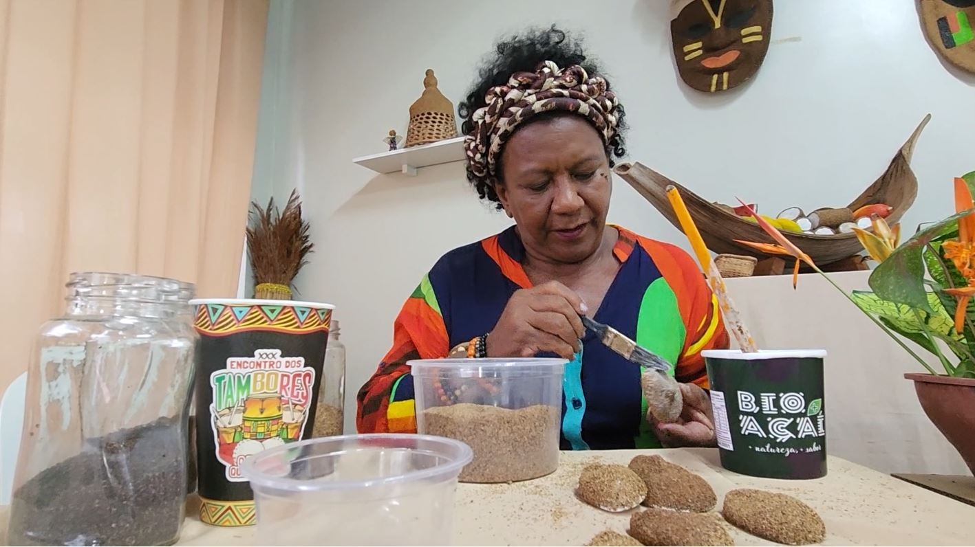 Artesã há mais de 50 anos, amapaense transforma tradição em inspiração para mulheres