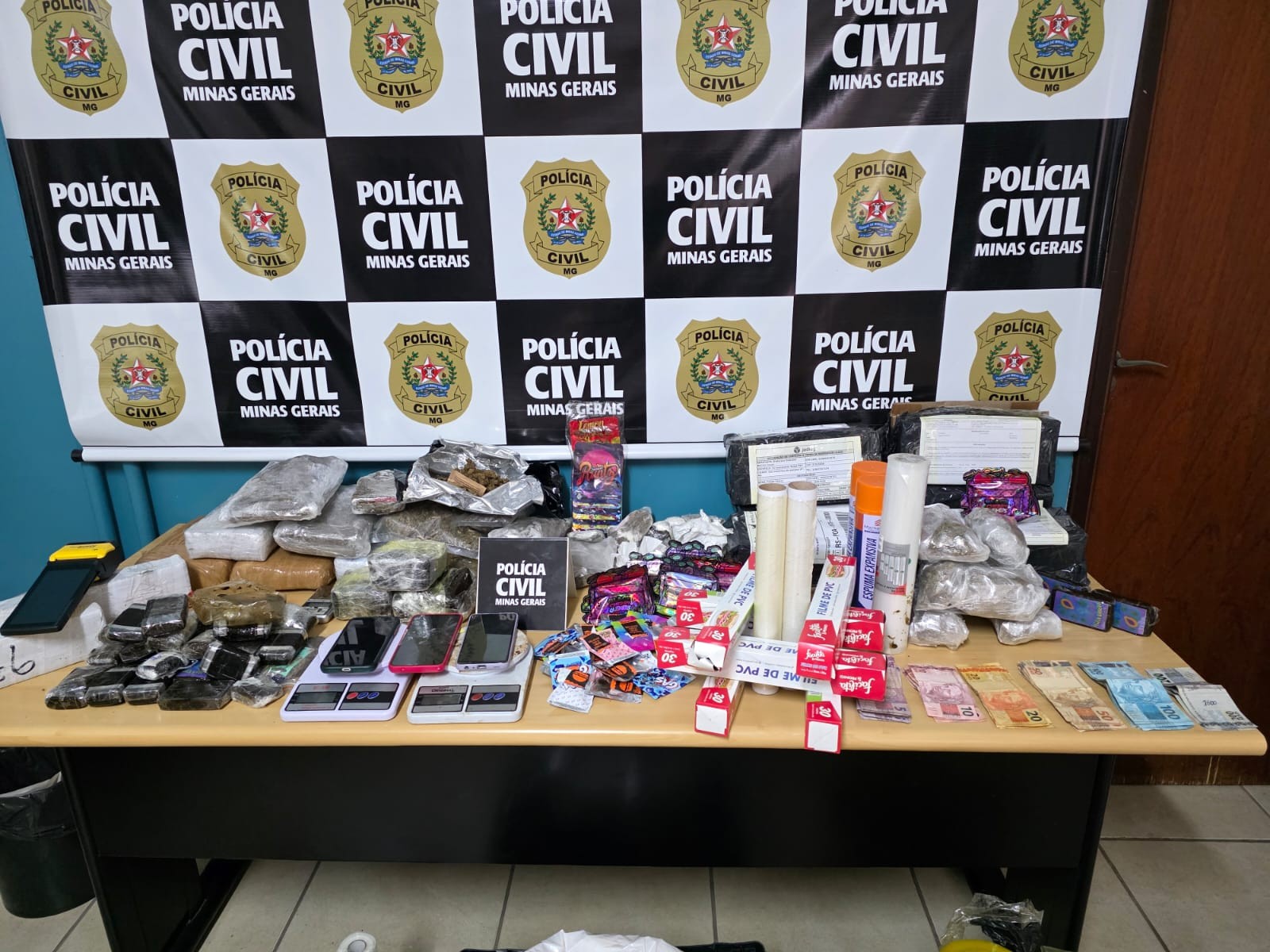 Família é presa por tráfico de drogas em São Sebastião do Paraíso; drogas eram enviadas em caixas de sapatos infantis