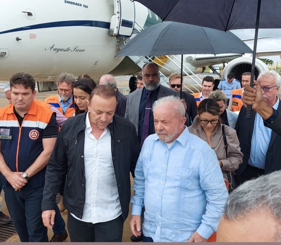 Comitiva do presidente Lula desembarca em Gavião Peixoto antes de ir para Araraquara, em 8 de janeiro de 2023 — Foto: Patricia Conde