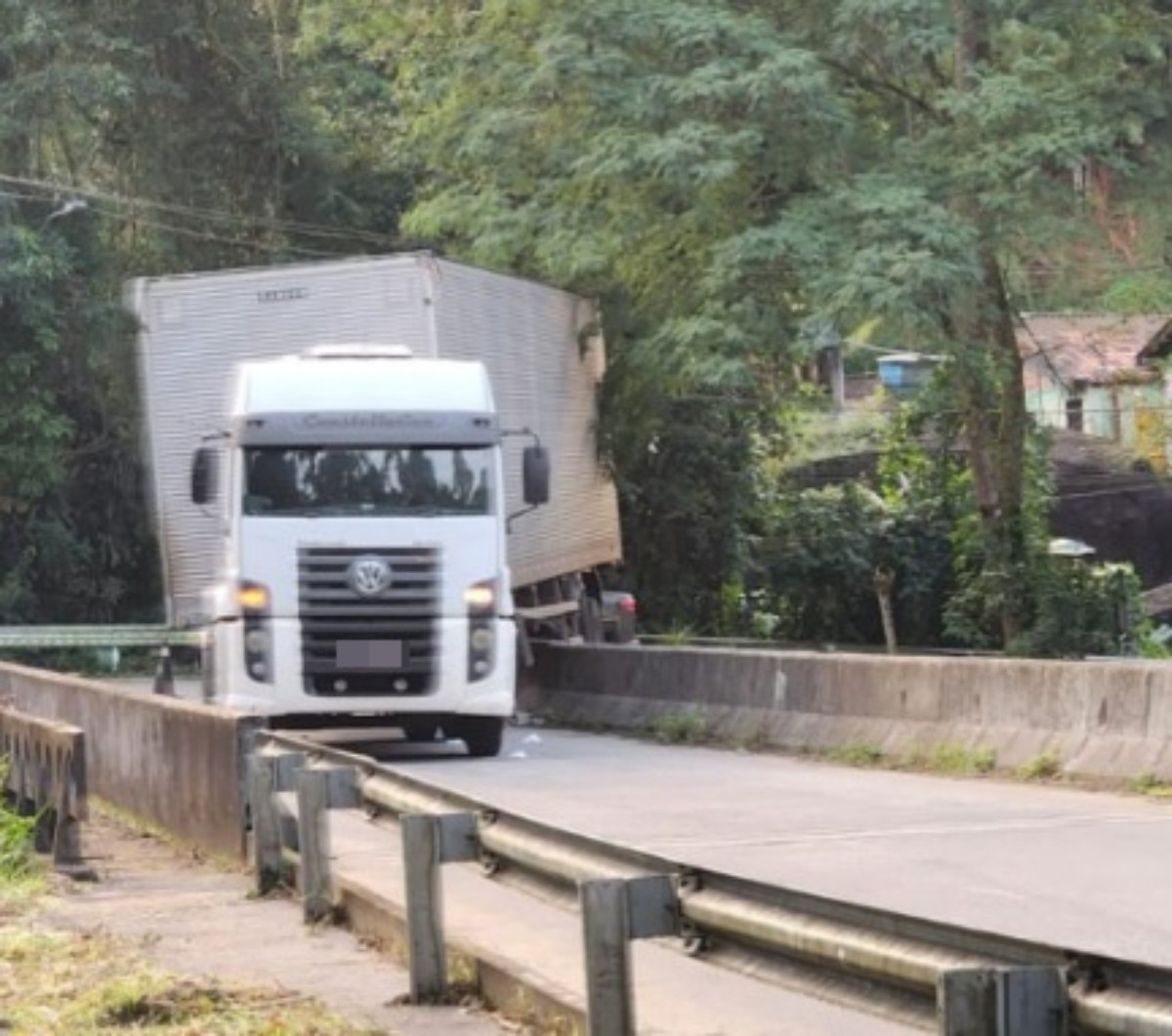 VÍDEO: Acidente entre caminhão e moto deixa feridos e termina com flagrante de embriaguez na RJ-165, em Paraty