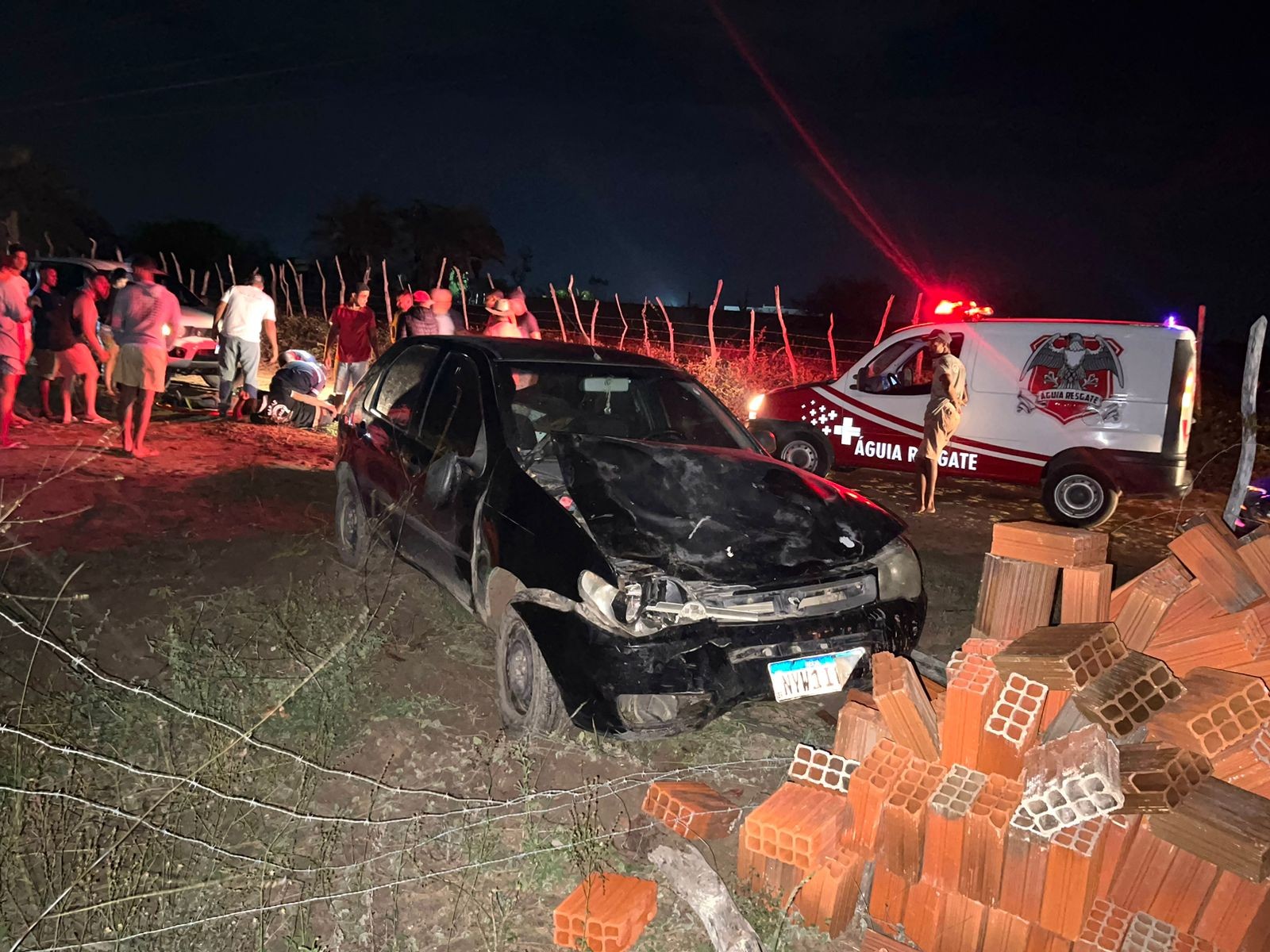 Cavalo morre e dois homens ficam gravemente feridos após acidente no interior da Bahia 